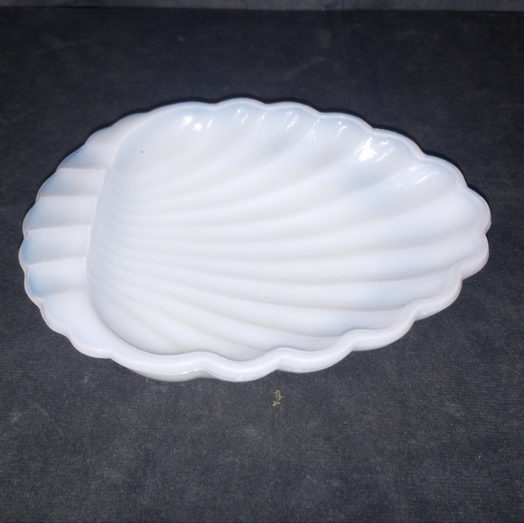 Vintage Milk Glass Shell Trinket Dish/Soap Dish Size 4x6 EUC - Picture 2 of 7